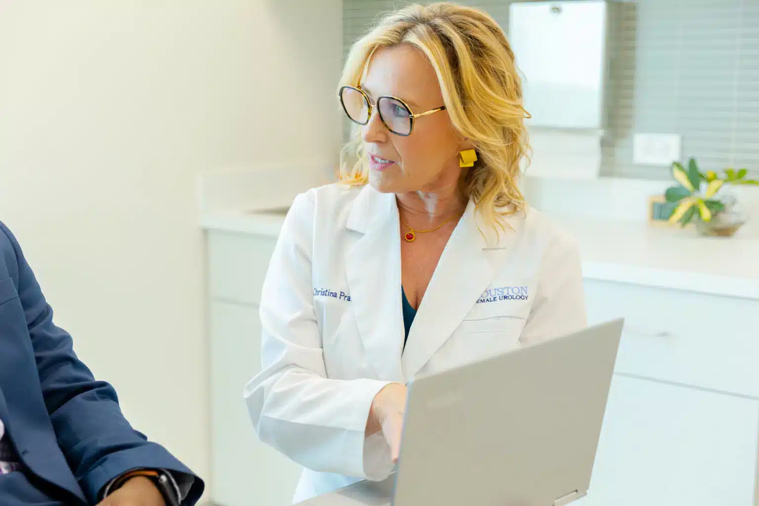 ChristiMD-Walkin-Consultation-8448-1536×1024 (1) Dr. Christi LifeSculpt